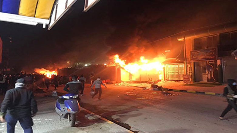 تظاهرکنندگان کنسولگری ایران در نجف را آتش زدند 